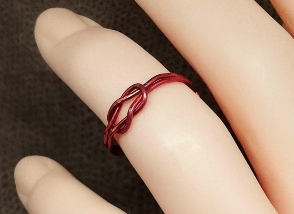 magnifique bague très délicate en fil aluminium rouge