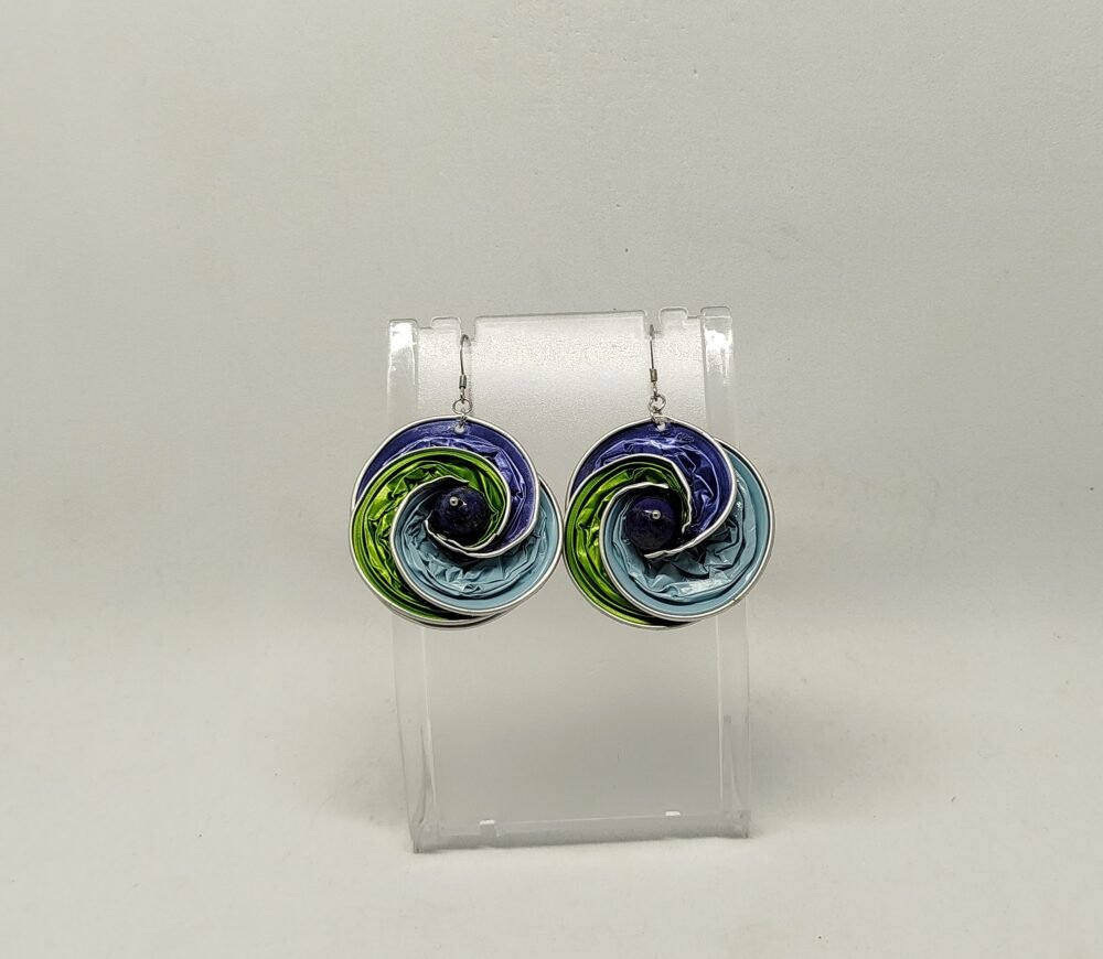 boucles d'oreilles écoresponsable en capsules de café et pierre lapis lazuli fixé au centre