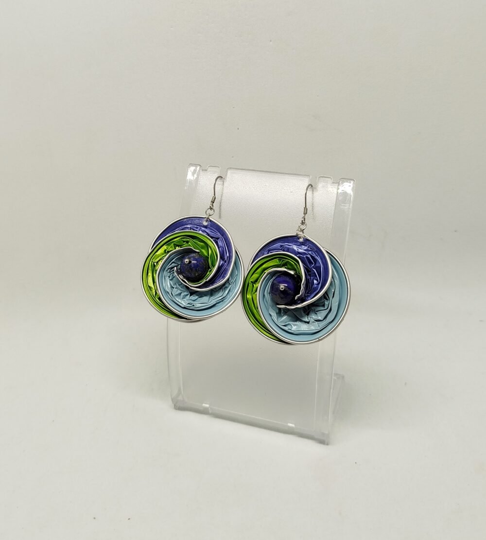 boucles d'oreilles écoresponsable en capsules de café et pierre lapis lazuli fixé au centre