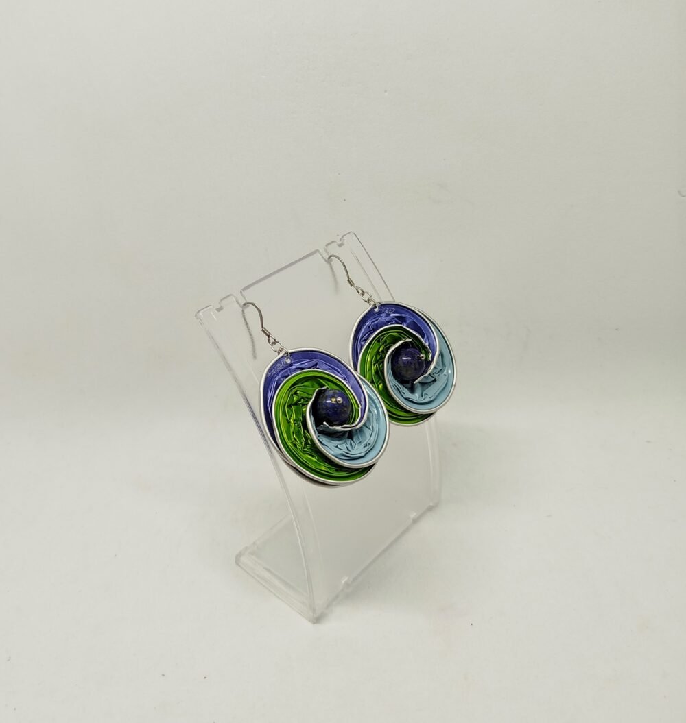 boucles d'oreilles écoresponsable en capsules de café et pierre lapis lazuli fixé au centre
