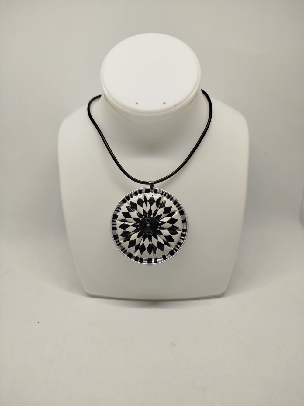 pendentif de 6 cm avec motif géométrique et collier en caoutchouc noir