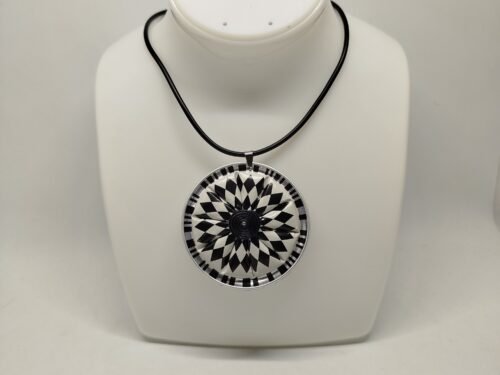 pendentif de 6 cm avec motif géométrique et collier en caoutchouc noir