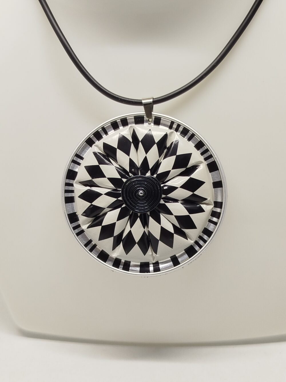 pendentif de 6 cm avec motif géométrique et collier en caoutchouc noir
