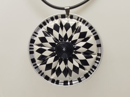 pendentif de 6 cm avec motif géométrique et collier en caoutchouc noir pendentif de 6 cm avec motif géométrique et collier en caoutchouc noir