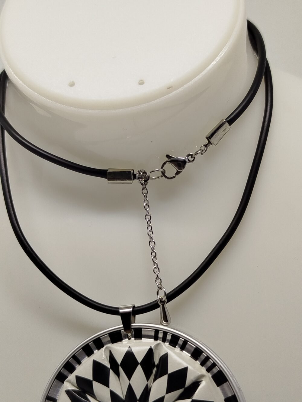 pendentif de 6 cm avec motif géométrique et collier en caoutchouc noir fermoir mousqueton