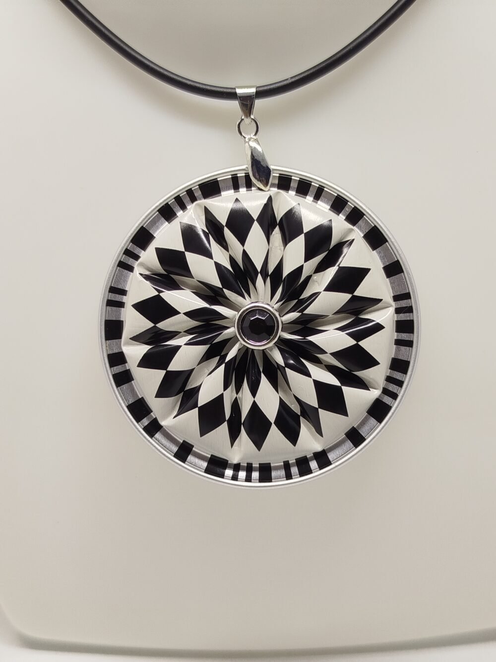 pendentif de 6 cm avec motif géométrique et collier en caoutchouc noir fermoir mousqueton