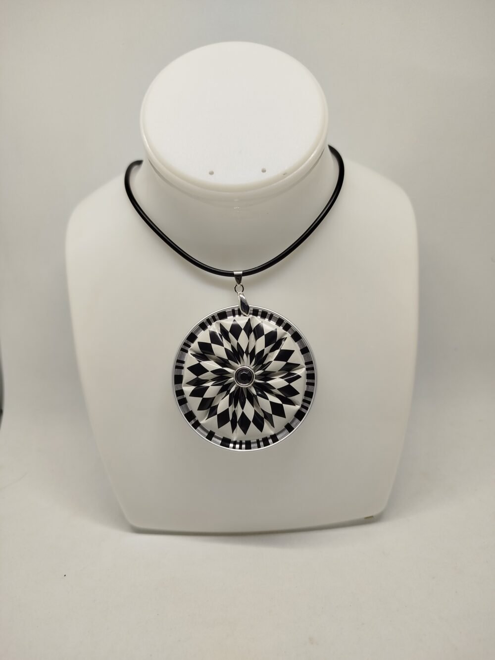 pendentif de 6 cm avec motif géométrique et collier en caoutchouc noir fermoir mousqueton