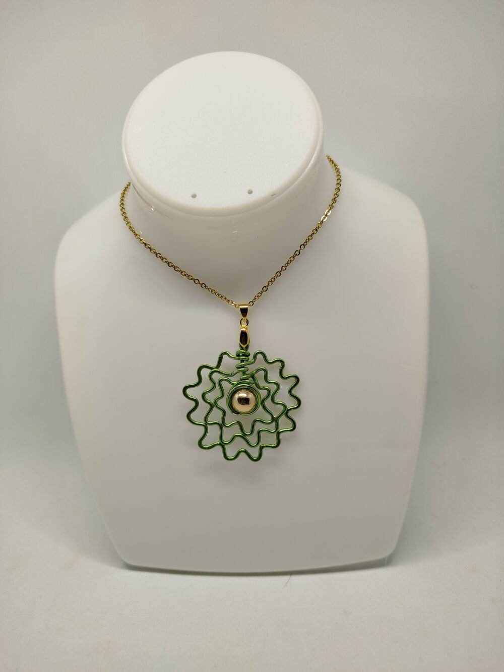 collier avec pendentif en fil d’aluminium verte avec pierre centrale,