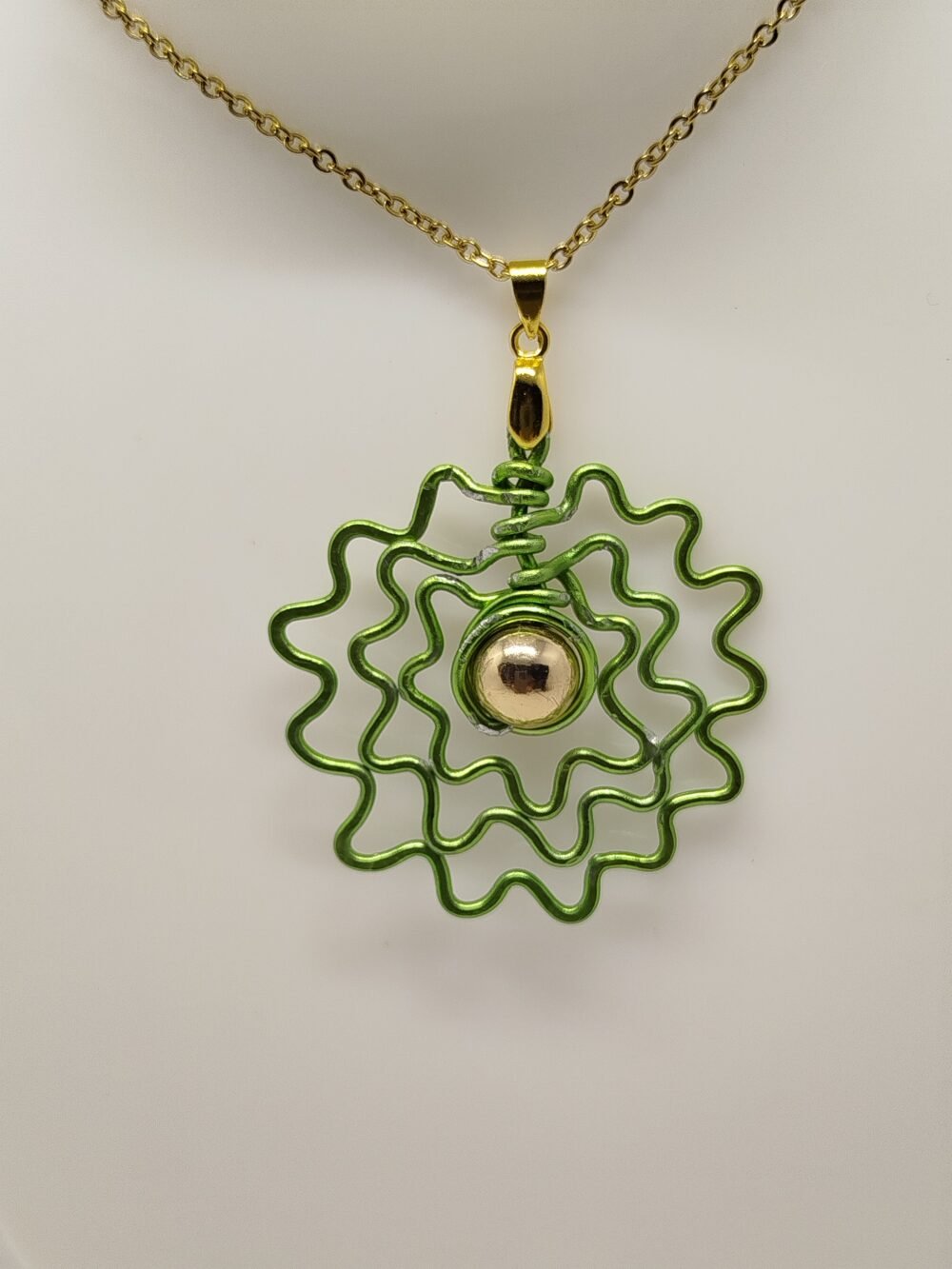 collier avec pendentif en fil d’aluminium verte avec pierre centrale,