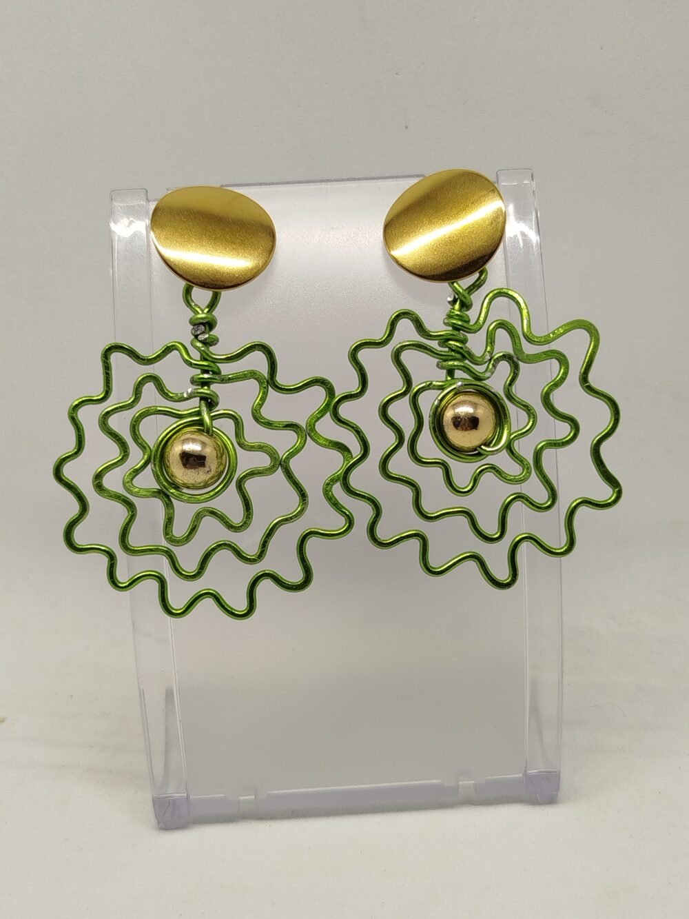 boucles d'oreilles en fil d'aluminium vert et perle dorée au centre