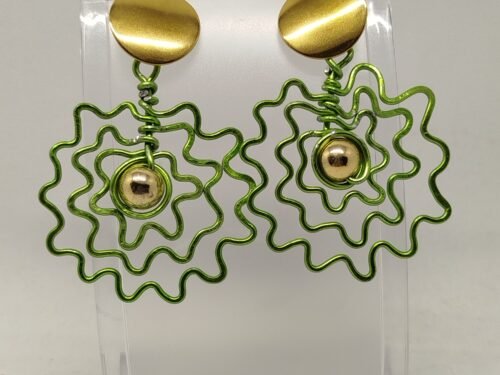 boucles d’oreilles en fil d’aluminium vert et perle dorée au centre boucles d'oreilles en fil d'aluminium vert et perle dorée au centre
