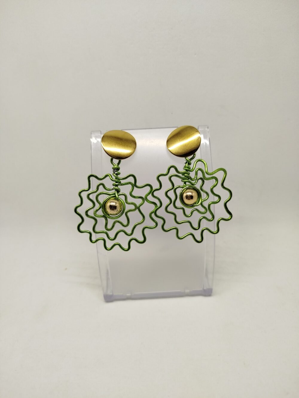 boucles d'oreilles en fil d'aluminium vert et perle dorée au centre