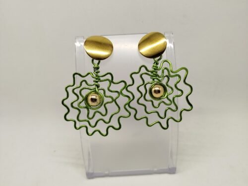 boucles d'oreilles en fil d'aluminium vert et perle dorée au centre