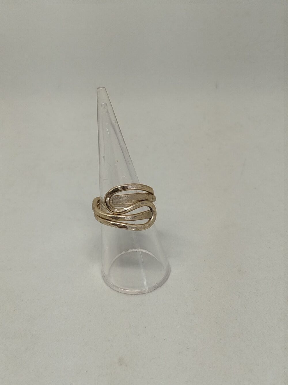 élégante bague façonnée en fils aluminium doré, bouts martelés pour créer un contraste