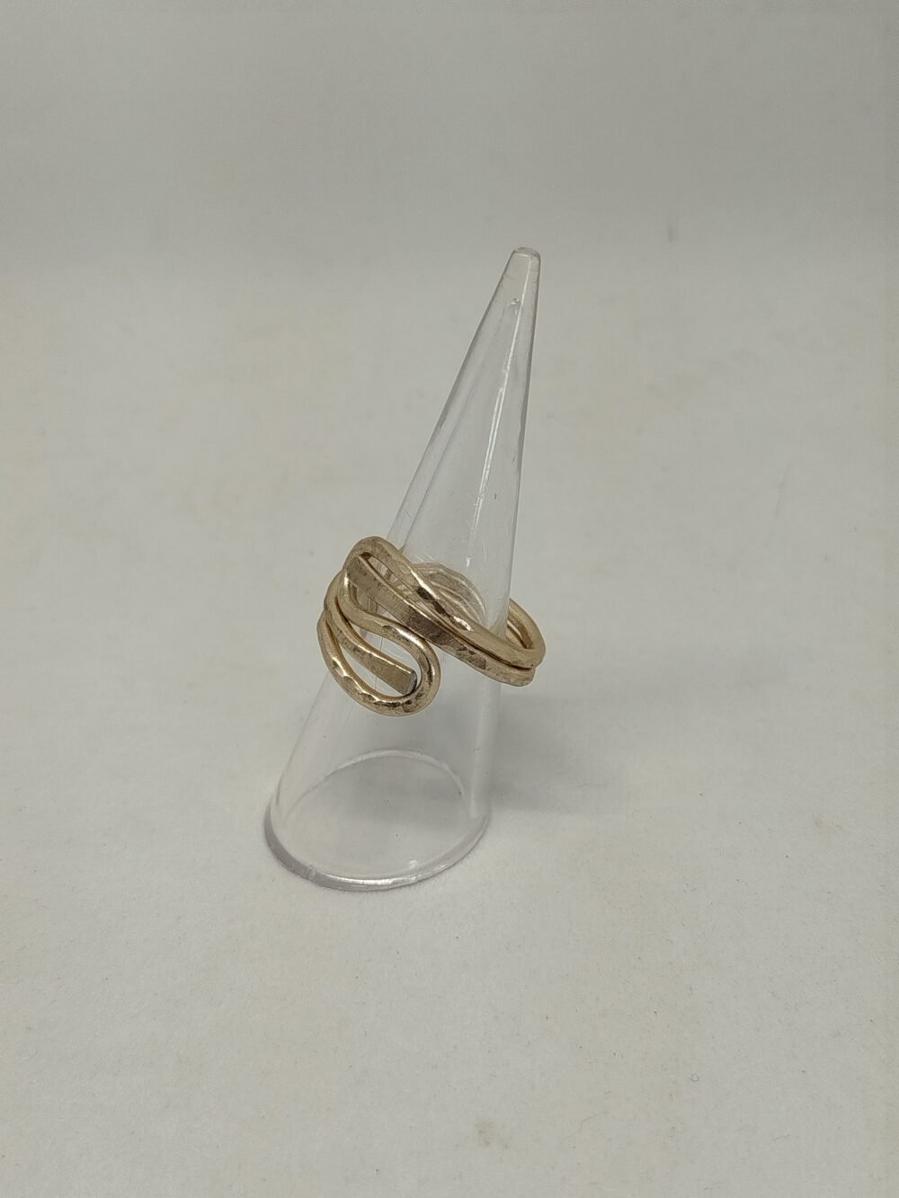 élégante bague façonnée en fils aluminium doré, bouts martelés pour créer un contraste