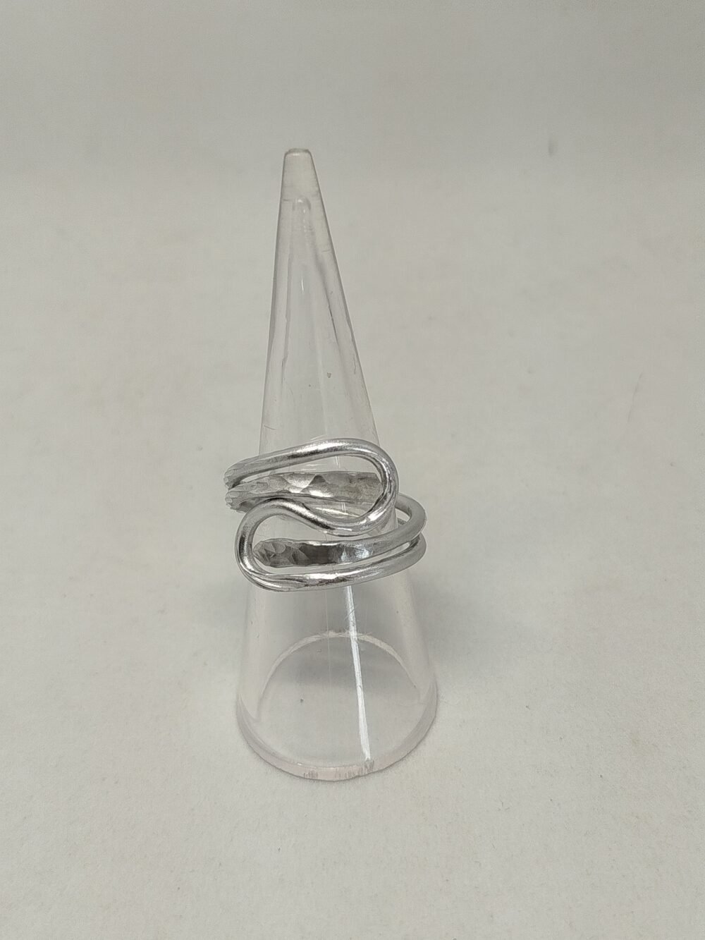 élégante bague façonnée en fils aluminium argenté, bouts martelés pour créer un contraste