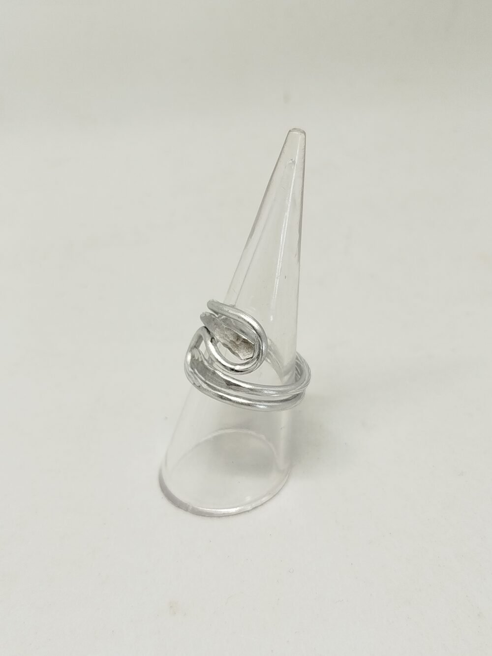 élégante bague façonnée en fils aluminium argenté, bouts martelés pour créer un contraste