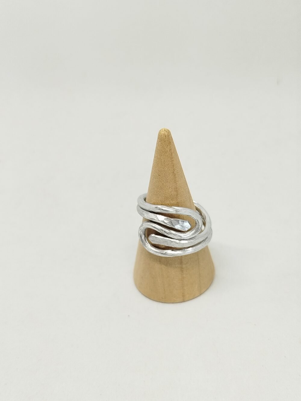 élégante bague façonnée en fils aluminium argenté, bouts martelés pour créer un contraste