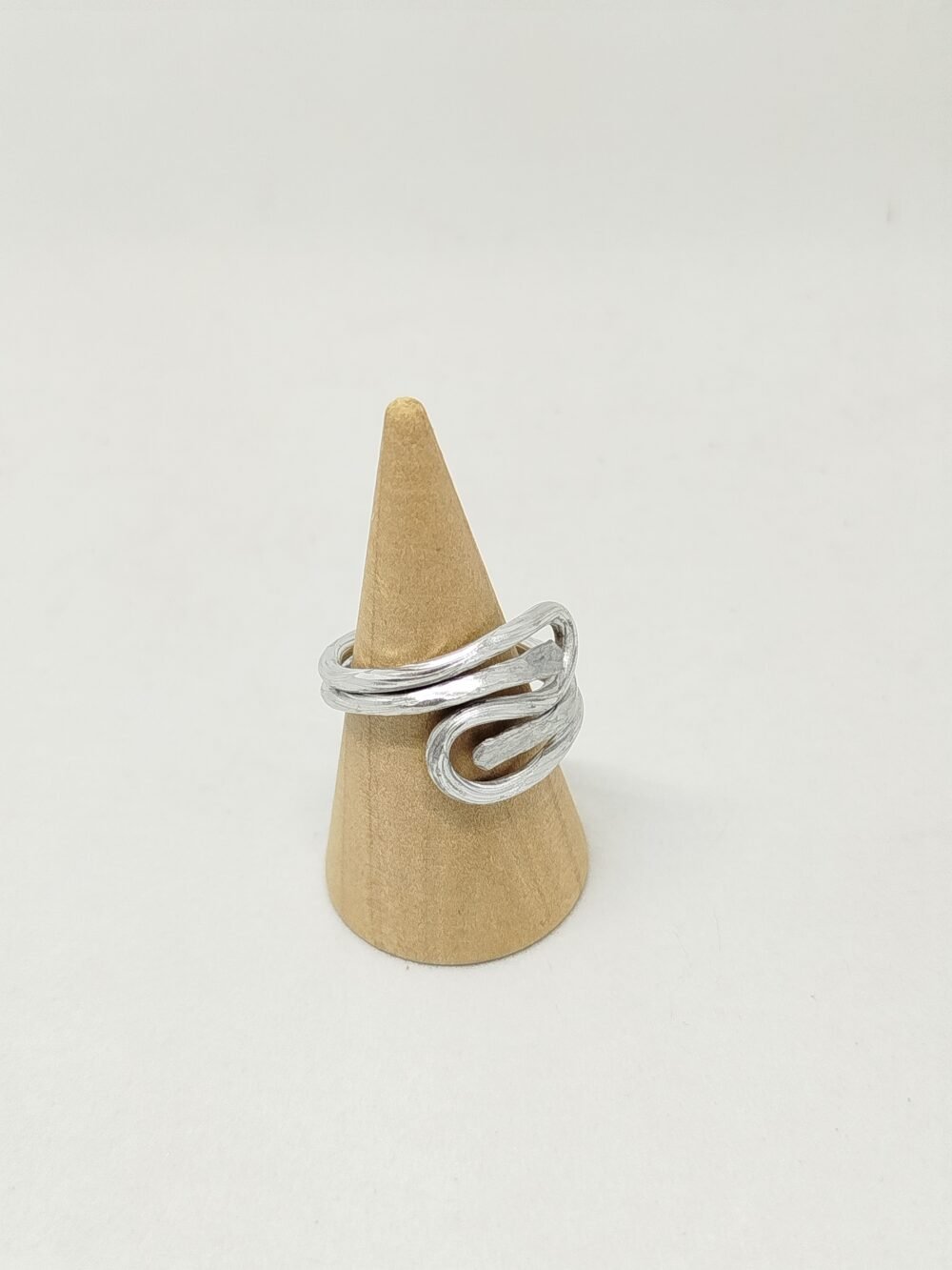 élégante bague façonnée en fils aluminium argenté, bouts martelés pour créer un contraste
