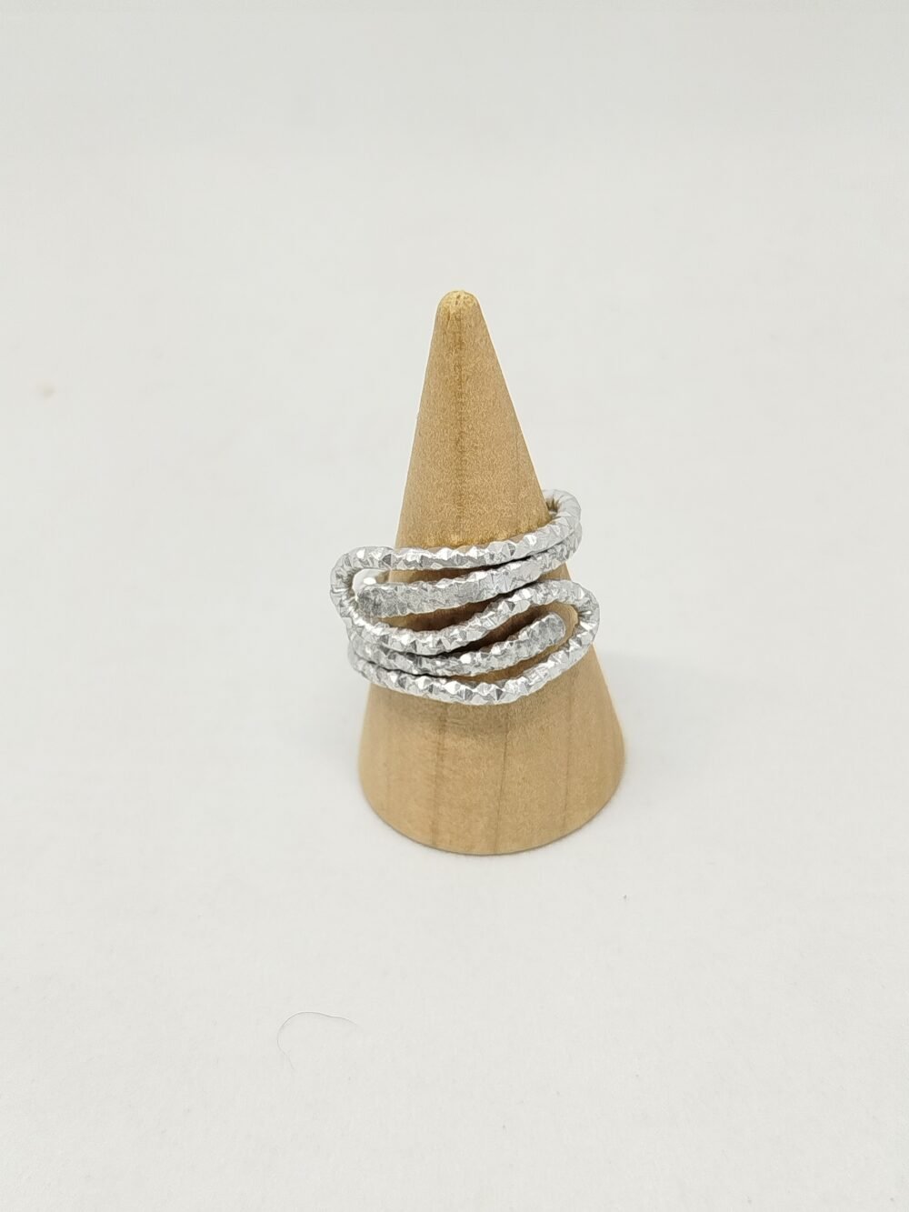élégante bague façonnée en fils aluminium argenté, bouts martelés pour créer un contraste