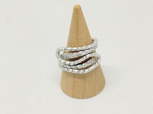 élégante bague façonnée en fils aluminium argenté, bouts martelés pour créer un contraste