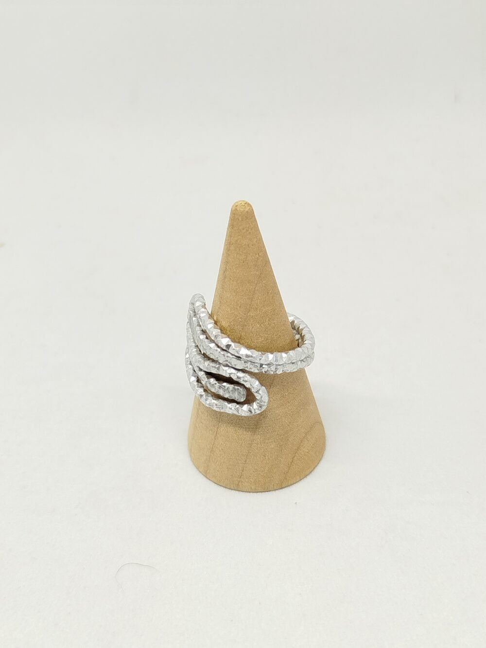 élégante bague façonnée en fils aluminium argenté, bouts martelés pour créer un contraste