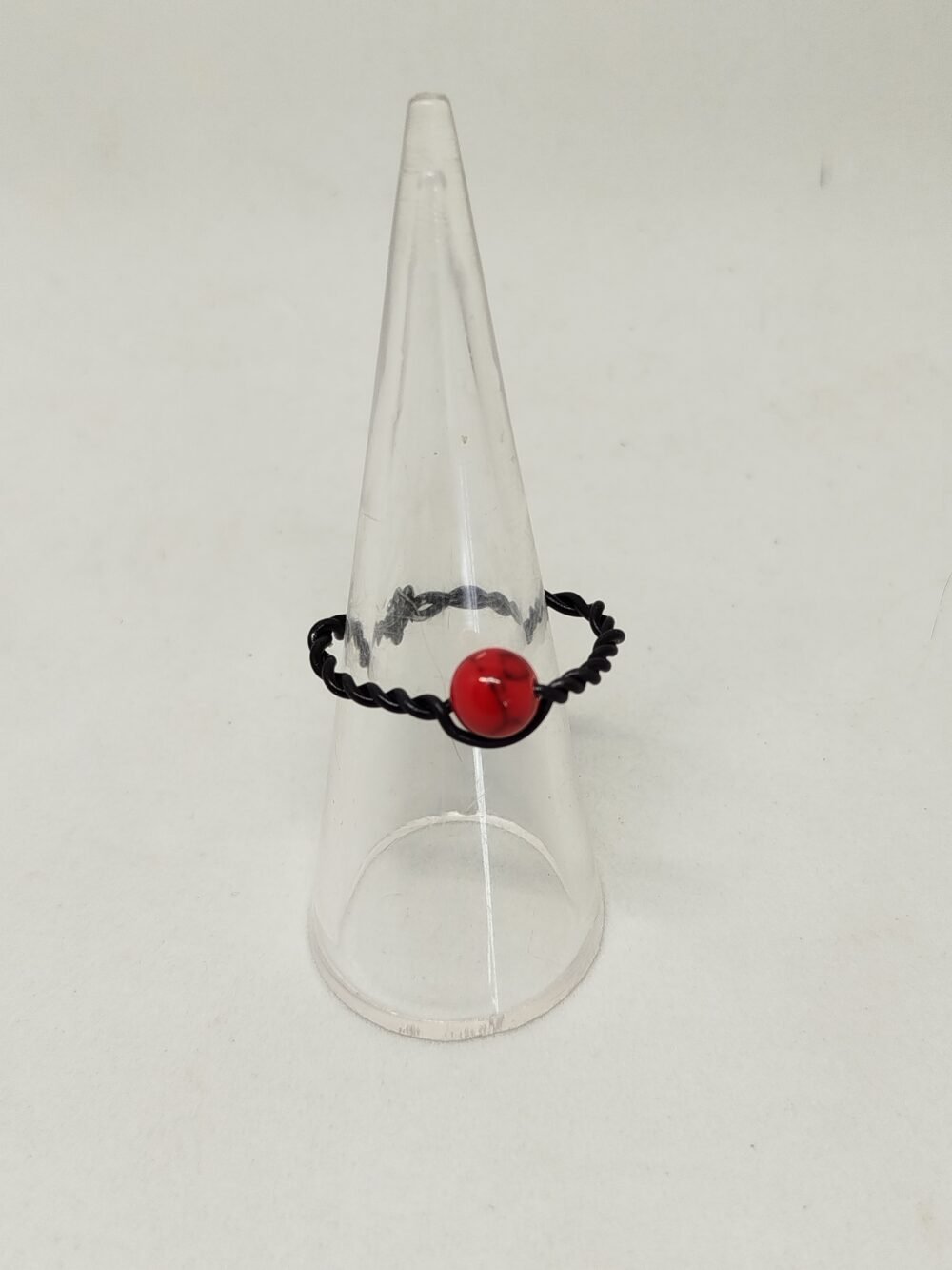 bague créé en fil aluminium noir avec une pierre howlite rouge