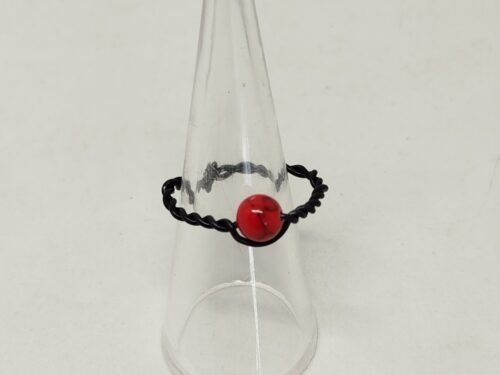 bague créé en fil aluminium noir avec une pierre howlite rouge