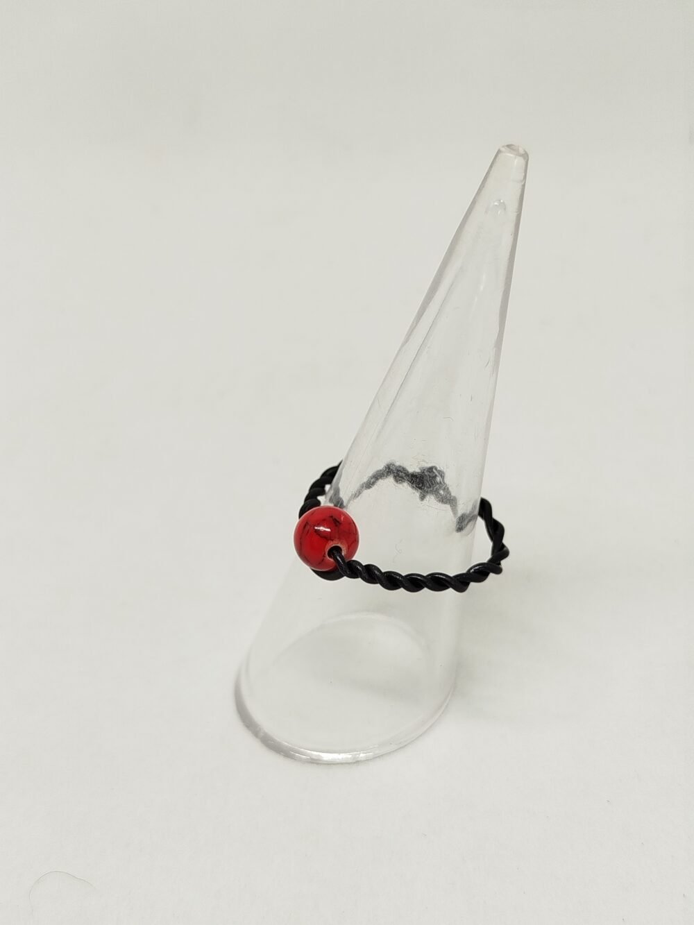 bague créé en fil aluminium noir avec une pierre howlite rouge