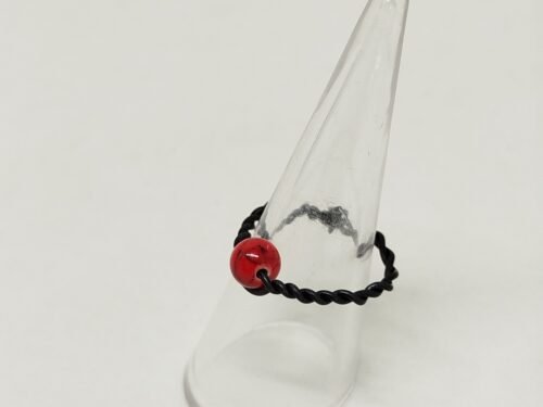 bague créé en fil aluminium noir avec une pierre howlite rouge