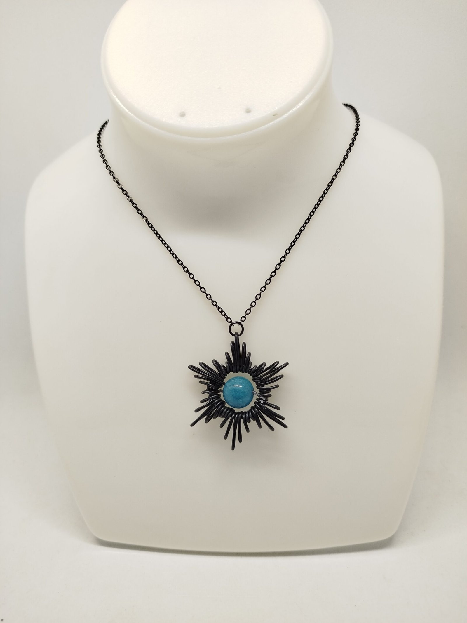 Collier Étoile - en fil aluminium noir et pierre apatite, chaîne en acier noir