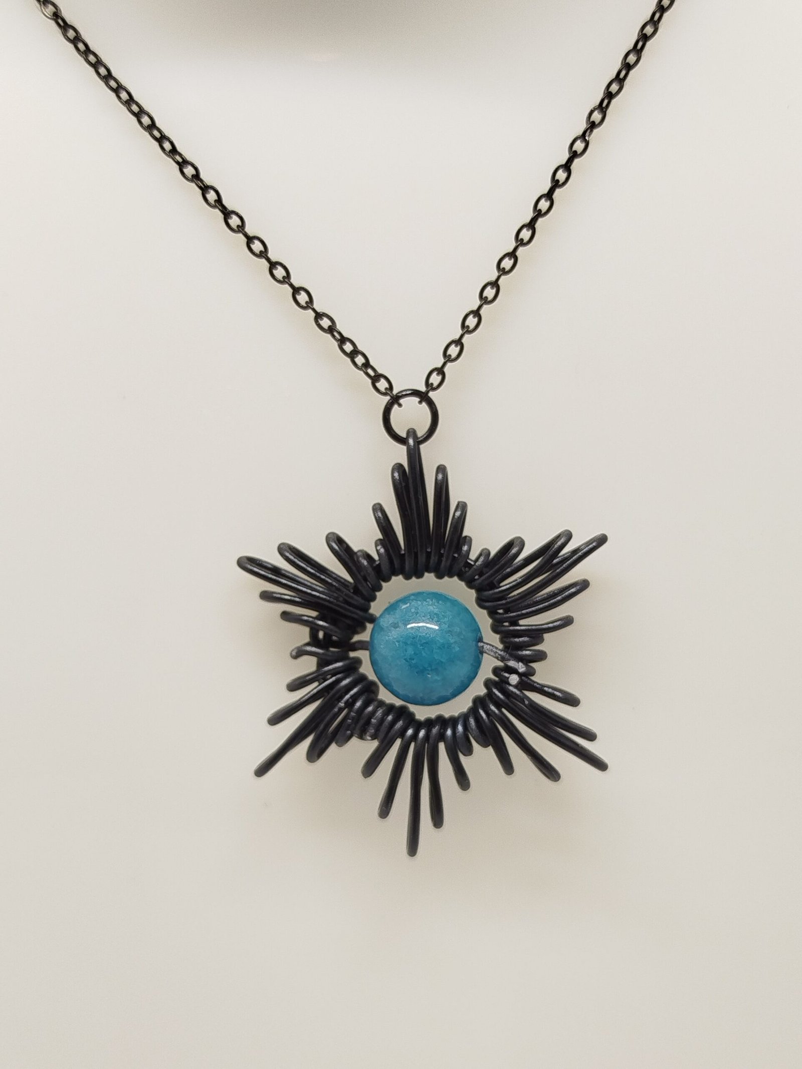 Collier Étoile - en fil aluminium noir et pierre apatite, chaîne en acier noir