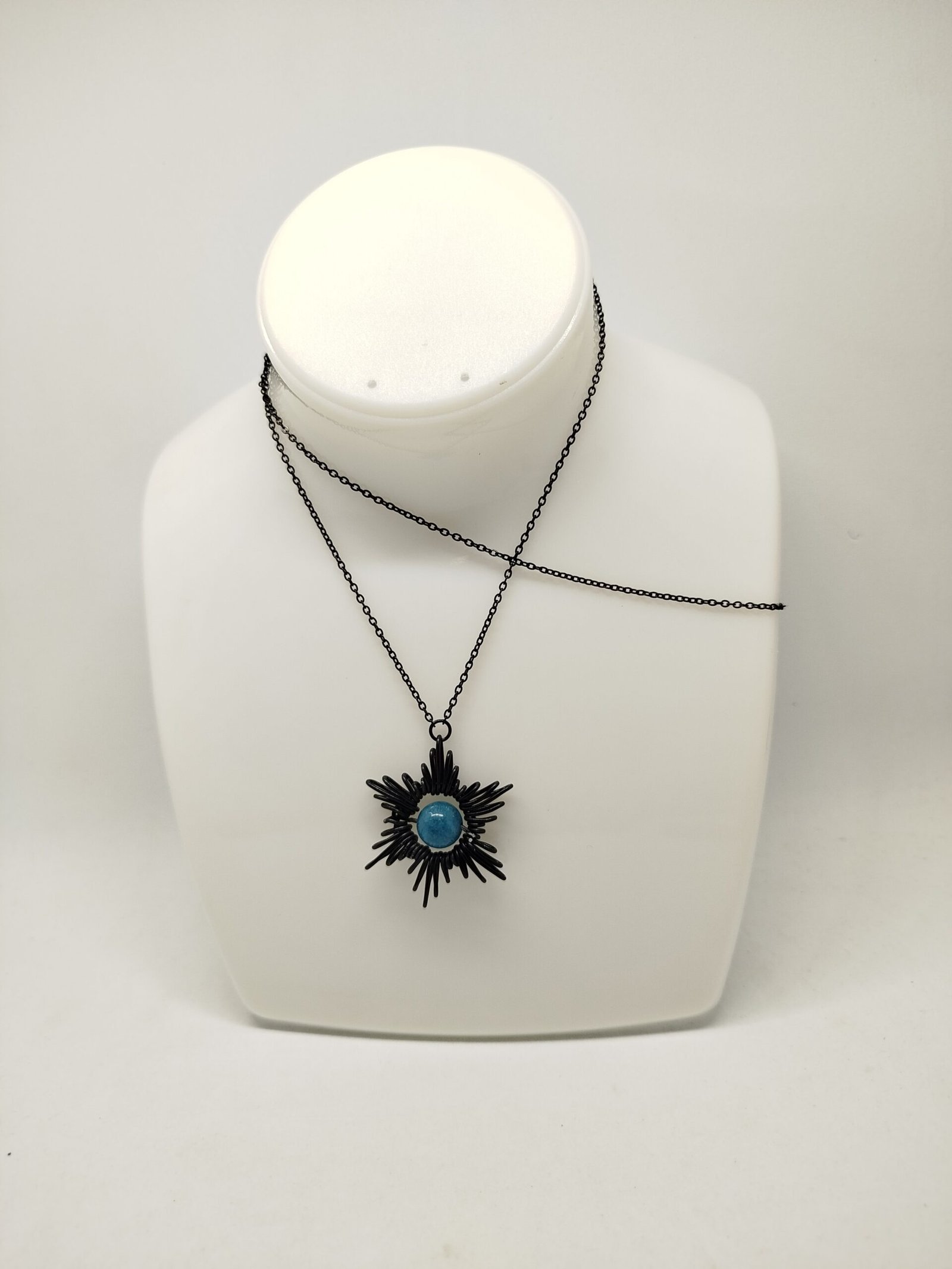 Collier Étoile - en fil aluminium noir et pierre apatite, chaîne en acier noir