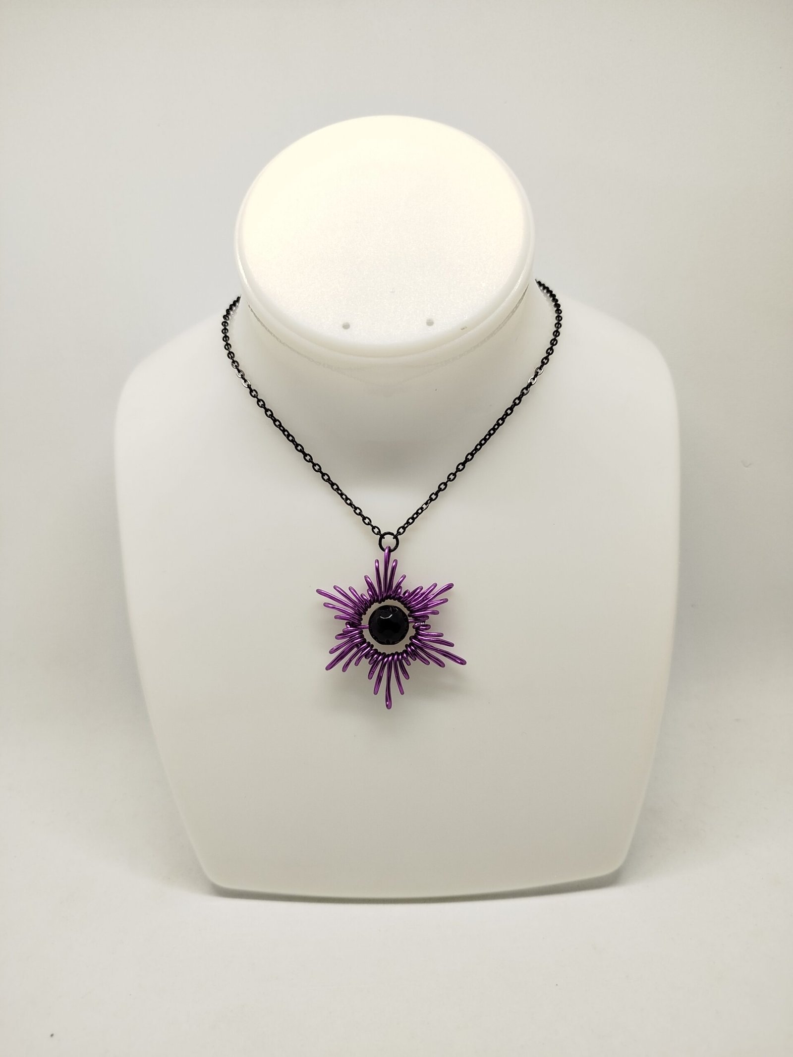 Collier Étoile - en fil aluminium violet et pierre onyx