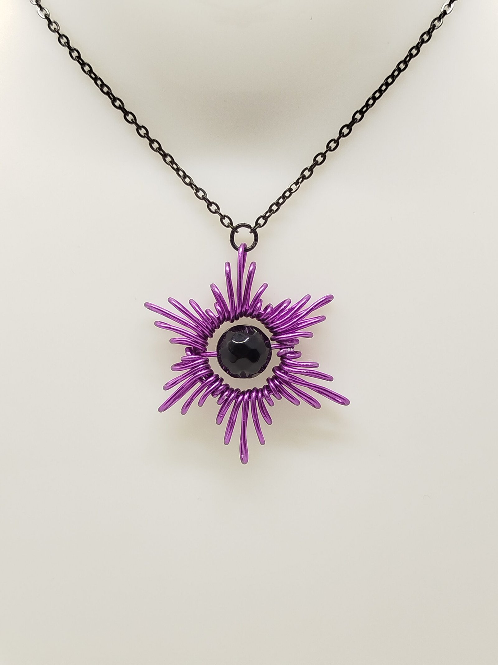 Collier Étoile - en fil aluminium violet et pierre onyx