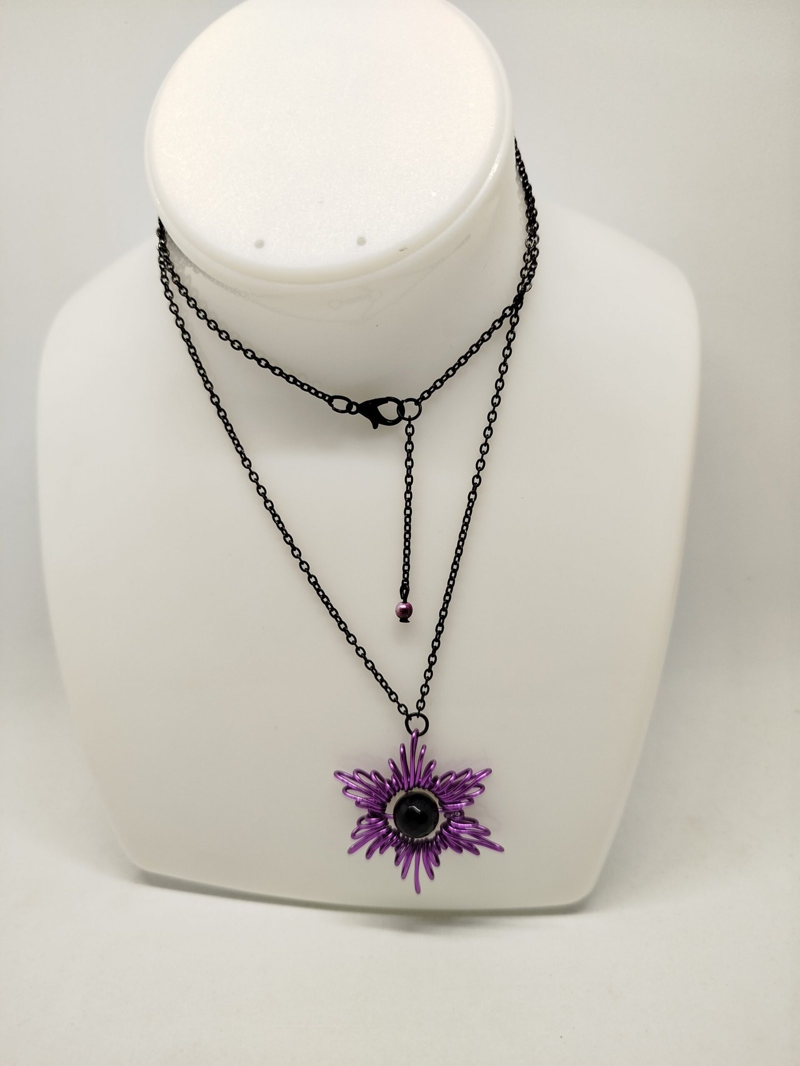 Collier Étoile - en fil aluminium violet et pierre onyx, chaîne en acier noir et fermoir mousqueton