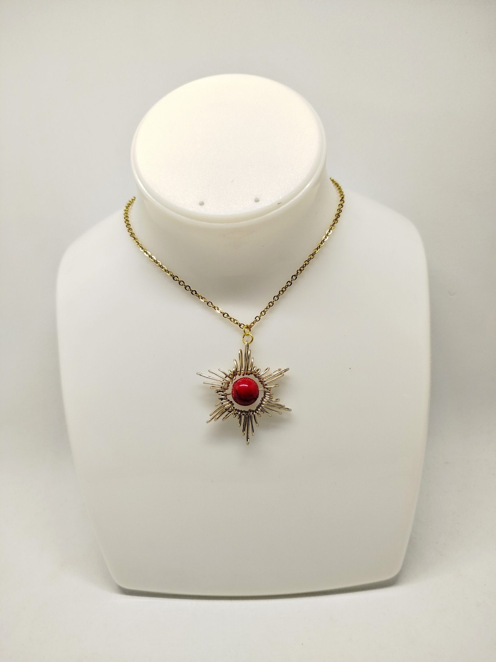 Collier Étoile - en fil aluminium champagne et pierre howlite rouge,