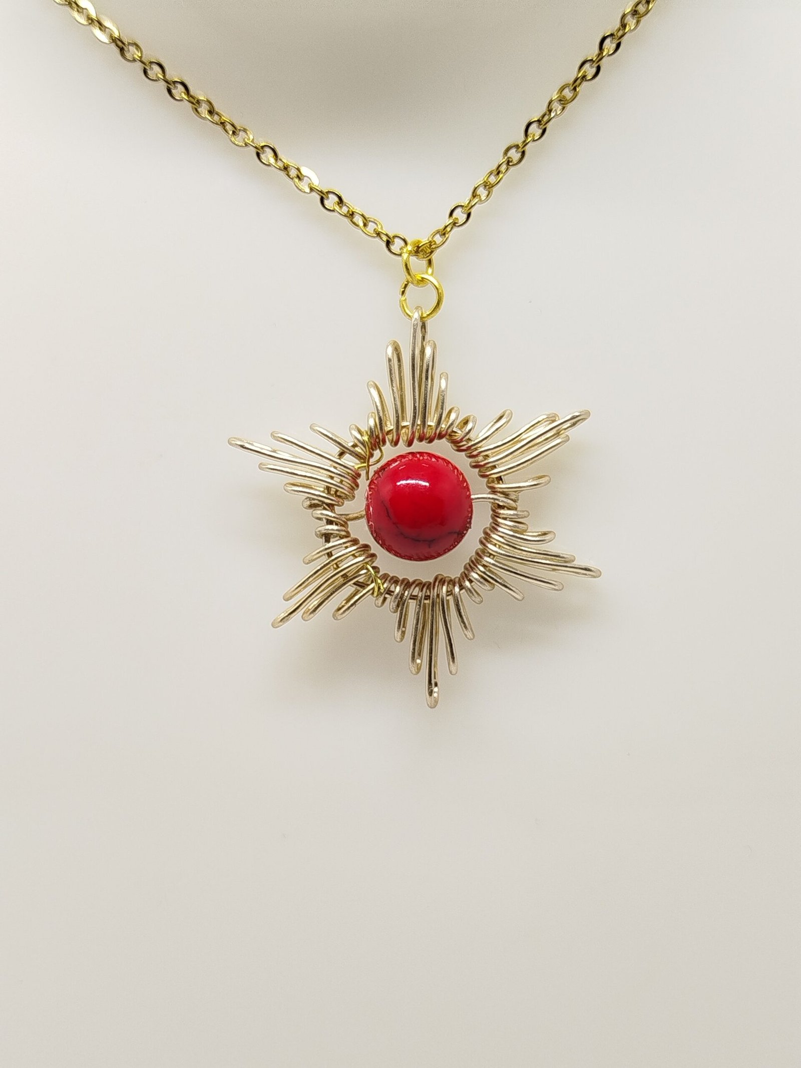 Collier Étoile - en fil aluminium champagne et pierre howlite rouge,