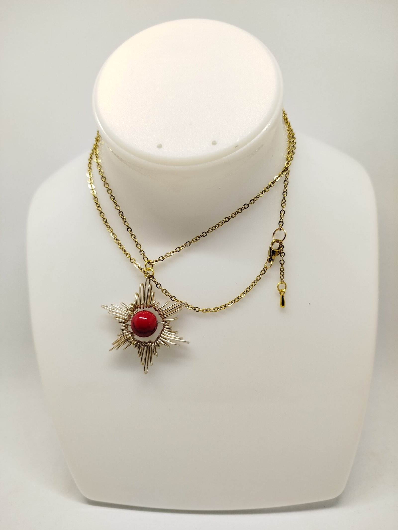Collier Étoile - en fil aluminium champagne et pierre howlite rouge, chaîne en acier doré et fermoir mousqueton
