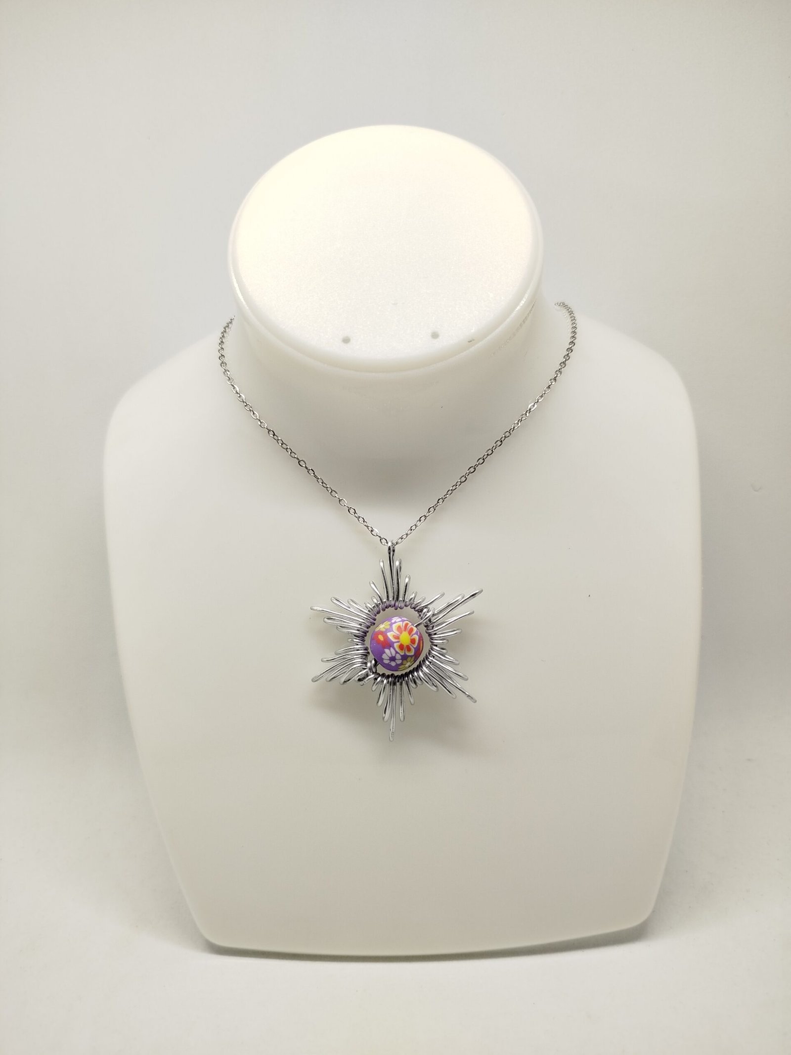 Collier Étoile - en fil aluminium argenté et perle au centre chaîne en acier argenté