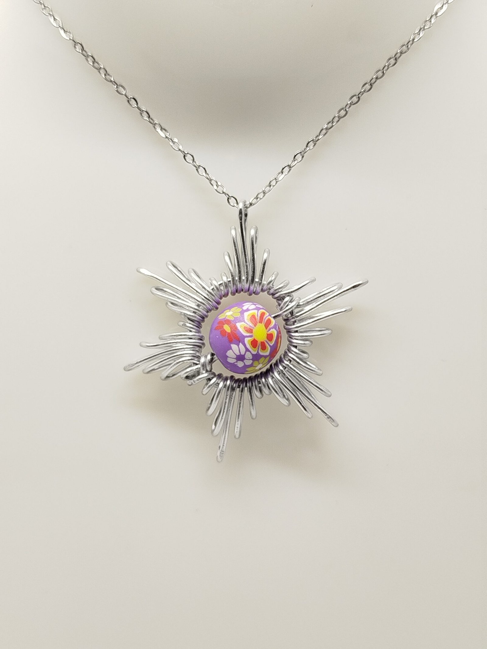 Collier Étoile - en fil aluminium argenté et perle au centre chaîne en acier argenté