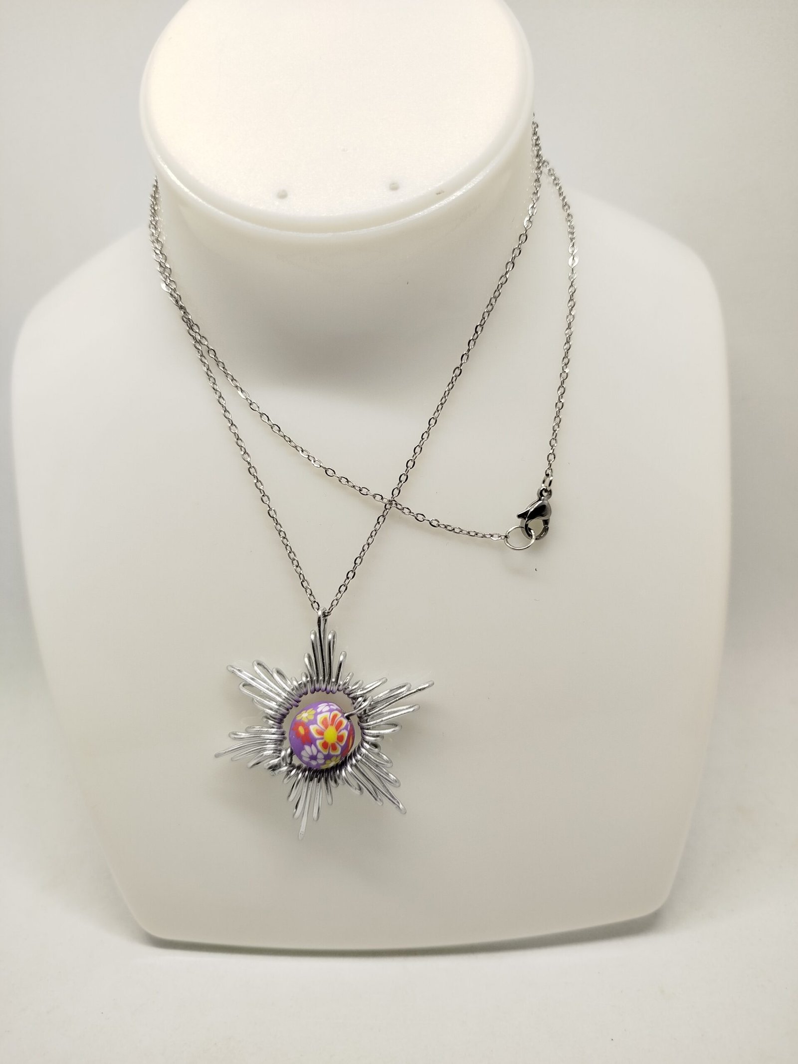 Collier Étoile - en fil aluminium argenté et perle au centre chaîne en acier argenté et fermoir mousqueton