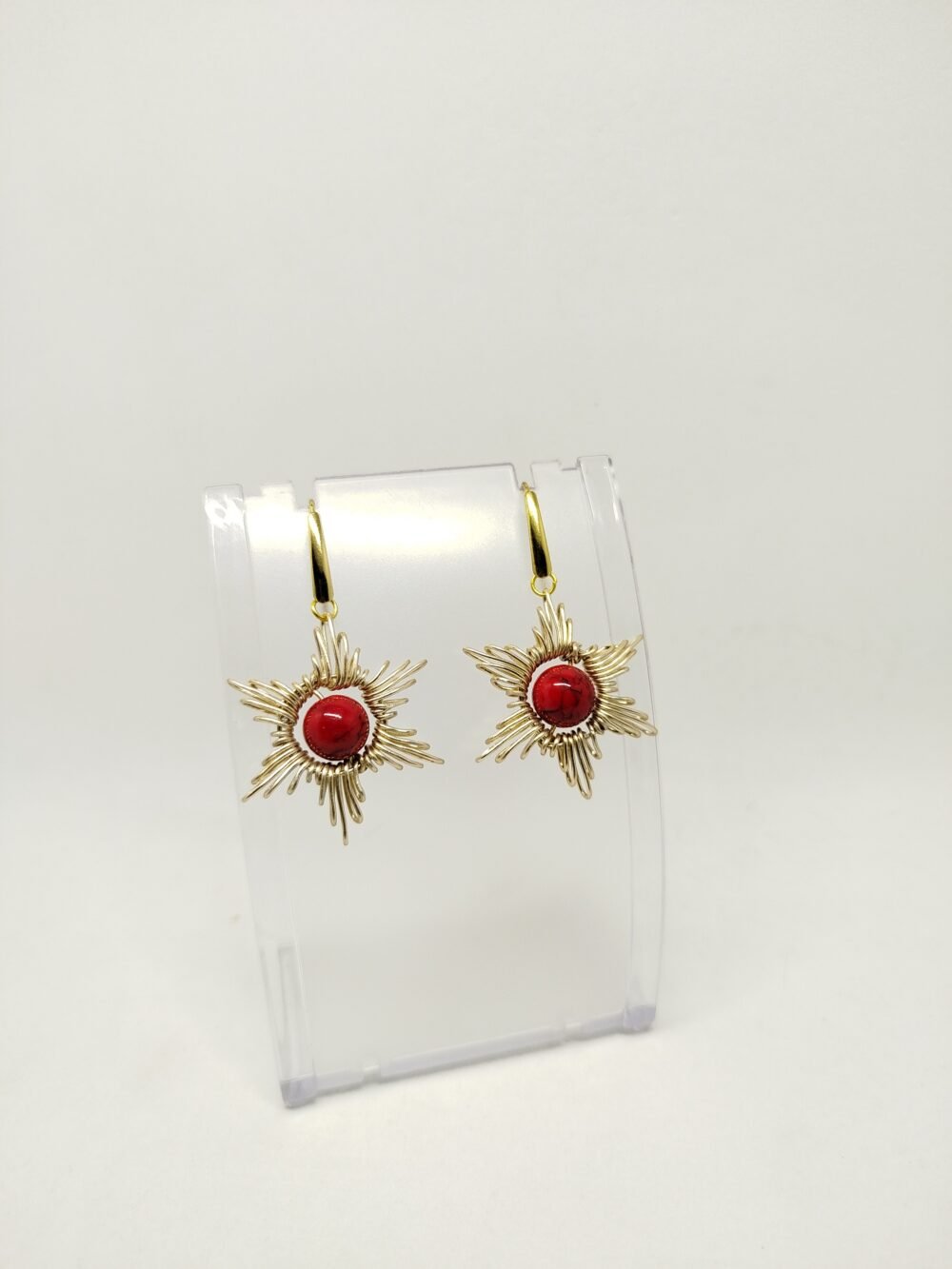 Boucles d'oreilles Étoiles artisanales en fil aluminium champagne et pierre naturelle howlite rouge au centre