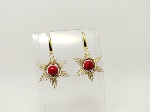 Boucles d’oreilles Étoiles artisanales en fil aluminium champagne et pierre naturelle howlite rouge au centre Boucles d'oreilles Étoiles artisanales en fil aluminium champagne et pierre naturelle howlite rouge au centre
