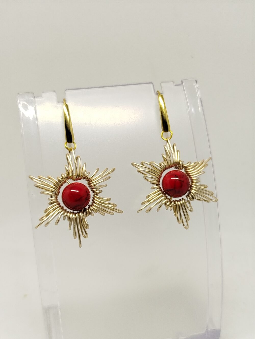Boucles d'oreilles Étoiles artisanales en fil aluminium champagne et pierre naturelle howlite rouge au centre