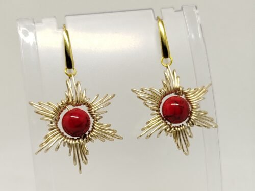 Boucles d'oreilles Étoiles artisanales en fil aluminium champagne et pierre naturelle howlite rouge au centre