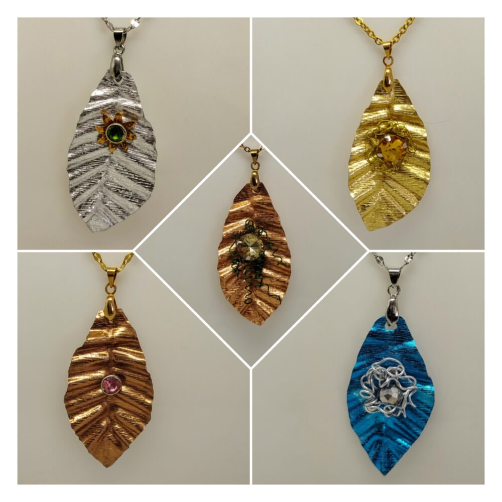 plusieurs colliers avec pendentif feuille