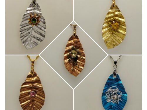 plusieurs colliers avec pendentif feuille