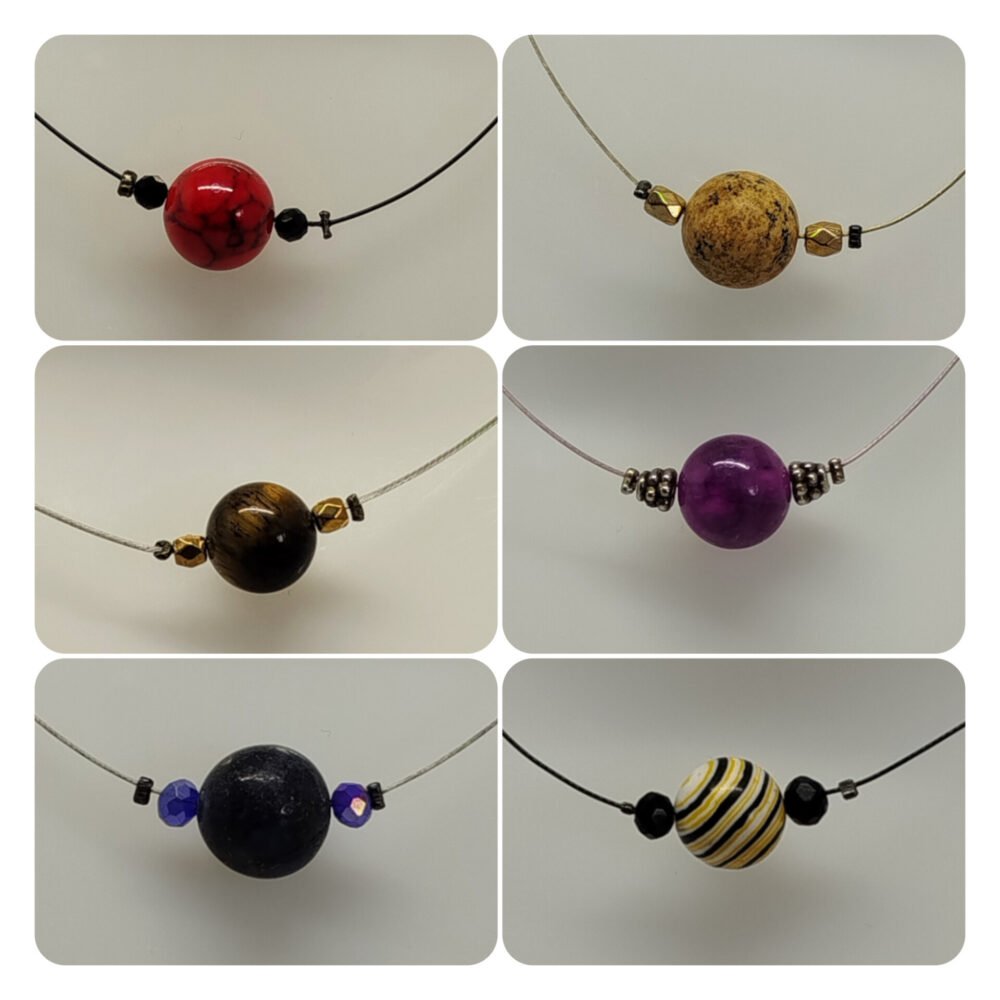 plusieurs colliers avec pierre naturelle sur câble à bijoux