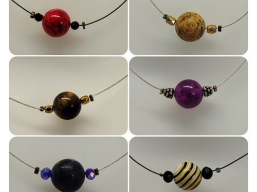 plusieurs colliers avec pierre naturelle sur câble à bijoux